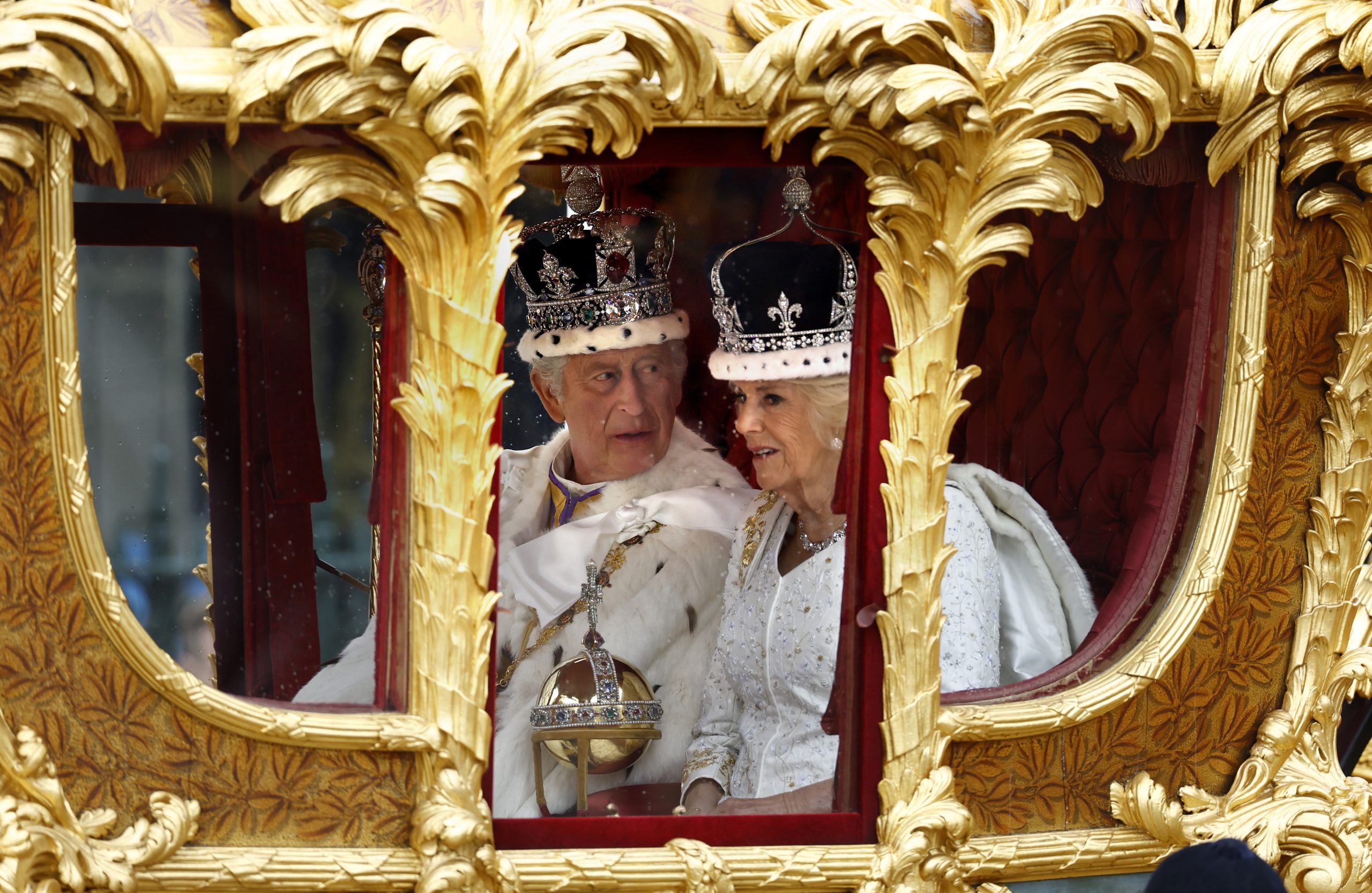 Carlos y Camilla viajan en el Carruaje de Estado Dorado durante su coronación. En su primer discurso como Rey, Carlos describió a su esposa como su Reina Consorte