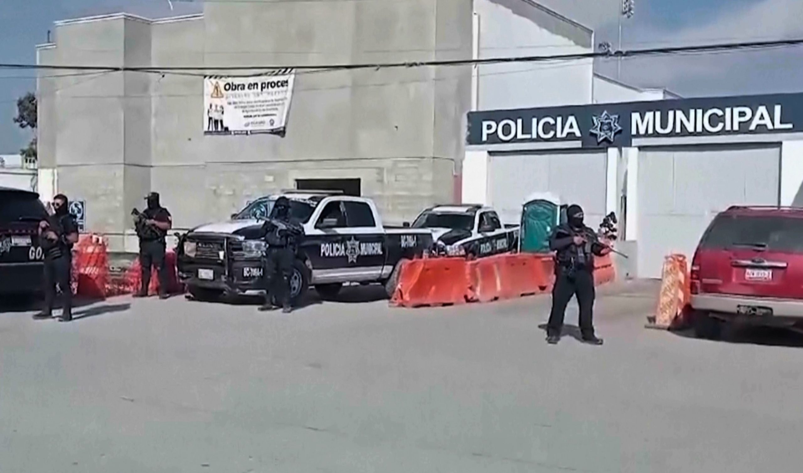 Agentes de policía vigilan la comisaría de Ensenada